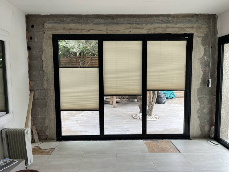 Baie vitrée coulissante accordéon avec stores plissés en aluminium noir proche d'Aix en Provence à Trets (13)