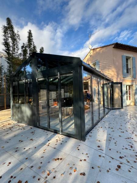 Installation d'une véranda en aluminium haut de gamme avec toit en verre proche de Vedène (Villeneuve lès Avignon)