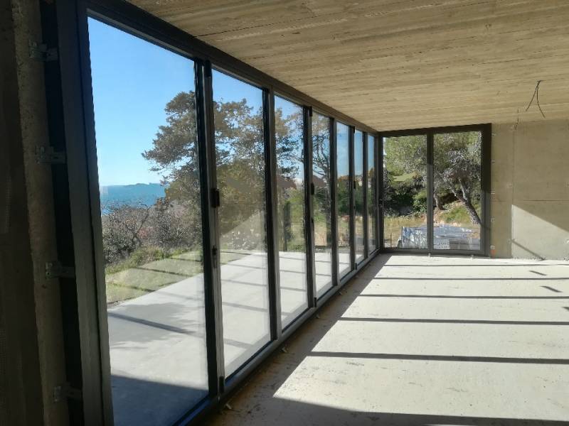 Installation d'une grande baie vitrée de 7m en aluminium proche de l'étang de Thau à Sète (34)