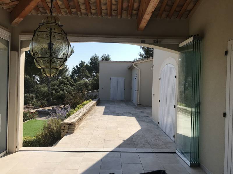 Mise en place d'une fermeture de terrasse couverte tout en verre (Solarlux) à Cabrières d'Avignon près de Gordes (84)