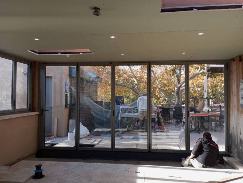 Installation d'une baie vitrée coulissante en accordéon de 5 vantaux à Rustrel dans le 84