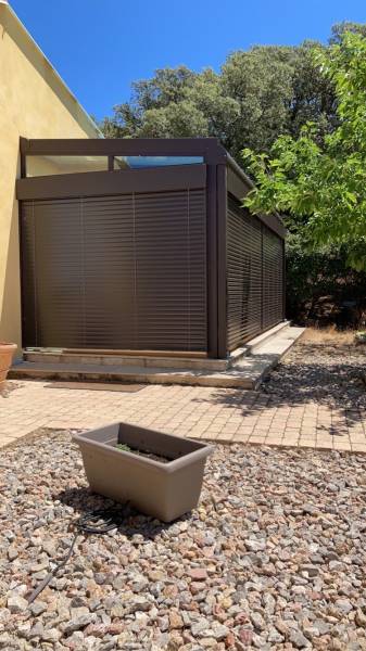 Véranda en alu sur mesure avec fenêtre de toit motorisée store de toiture et bso en alu à Cavaillon près de Taillades (84)