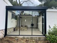 GDM Design -  Installation d'une pergola vitrée de luxe pour villa proche de Montélimar dans la Drôme